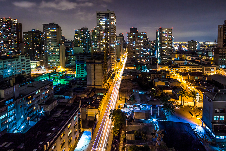 Santiago à noite vista da janela do apartamento que ficamos Santiago à noite vista da janela do apartamento que ficamos