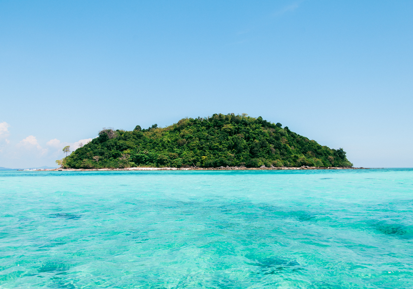 Ilha Bamboo Island em meio a um mar azul lindo