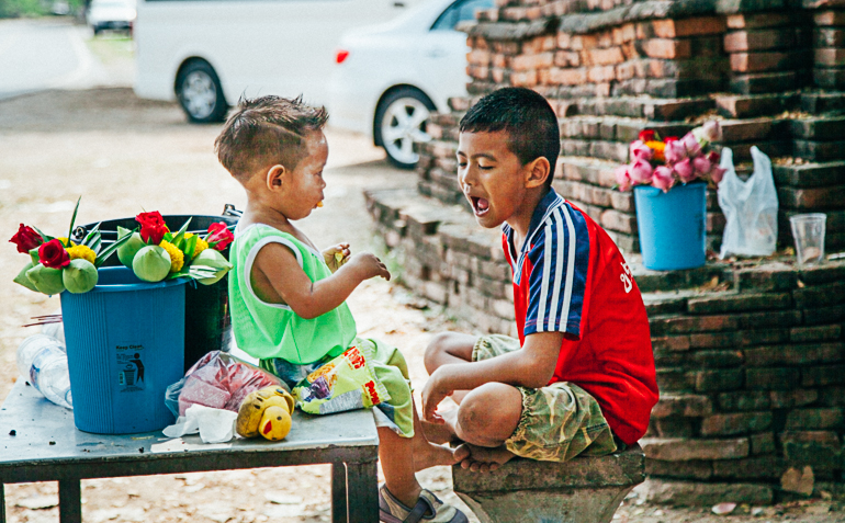 crianças em Ayutthaya