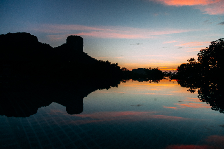 Railay Princess Resort & Spa - amanhecer em uma das piscinas