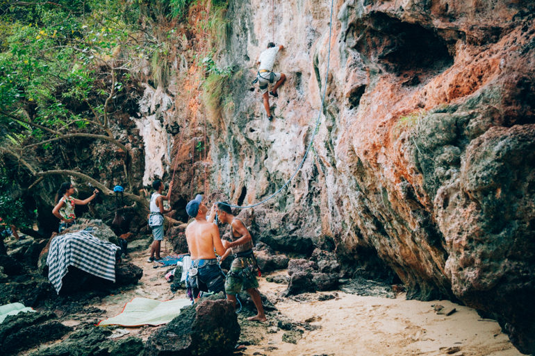 Pessoal escalando os paredões de Railay Beach Pessoal escalando os paredões de Railay Beach