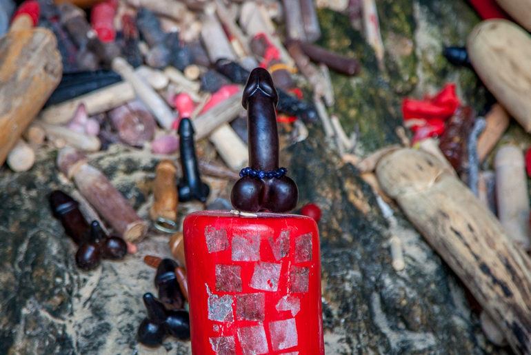 Objeto fálico dado como oferenda para o espírito de uma princesa em Phra Nang Beach Objeto fálico dado como oferenda para o espírito de uma princesa em Phra Nang Beach