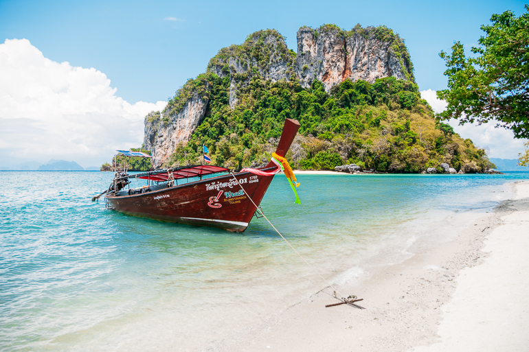 Longtail atracado na Koh Phak Bia