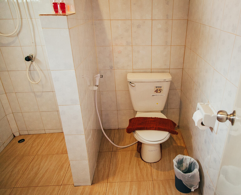 Banheiro do hotel Uphill Cottage em Phi Phi