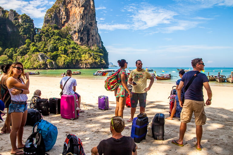 Pessoal aguardando o ferry para Koh Phi Phi