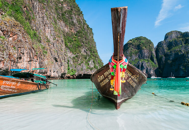 Barco atracado na Maya Bay