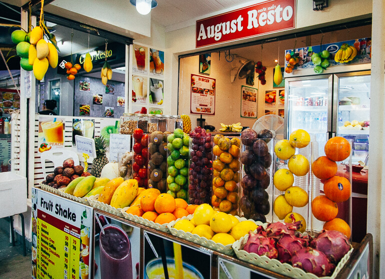Em Koh Phi Phi existem vários locais vendendo fruta! Vale a pena experimentar.