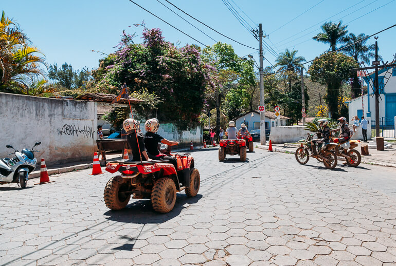 passando pelo rio com o quadricíclo Passando pelo centro de Macacos