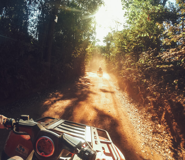 Muita poeira na estrada de terra com o quadriciclo