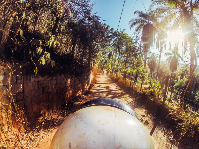Pegando estrada de terra com o quadriciclo
