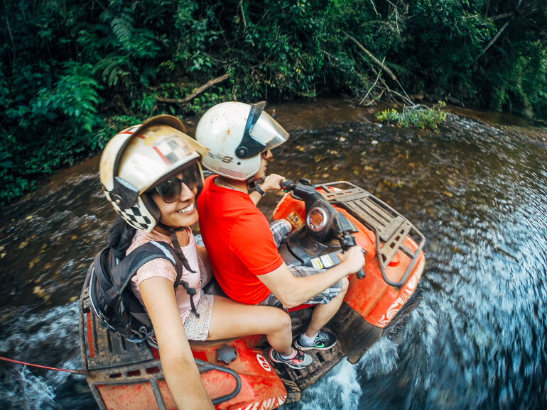 passando pelo rio com o quadricíclo