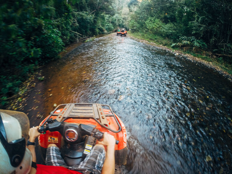 passando pelo rio com o quadricíclo