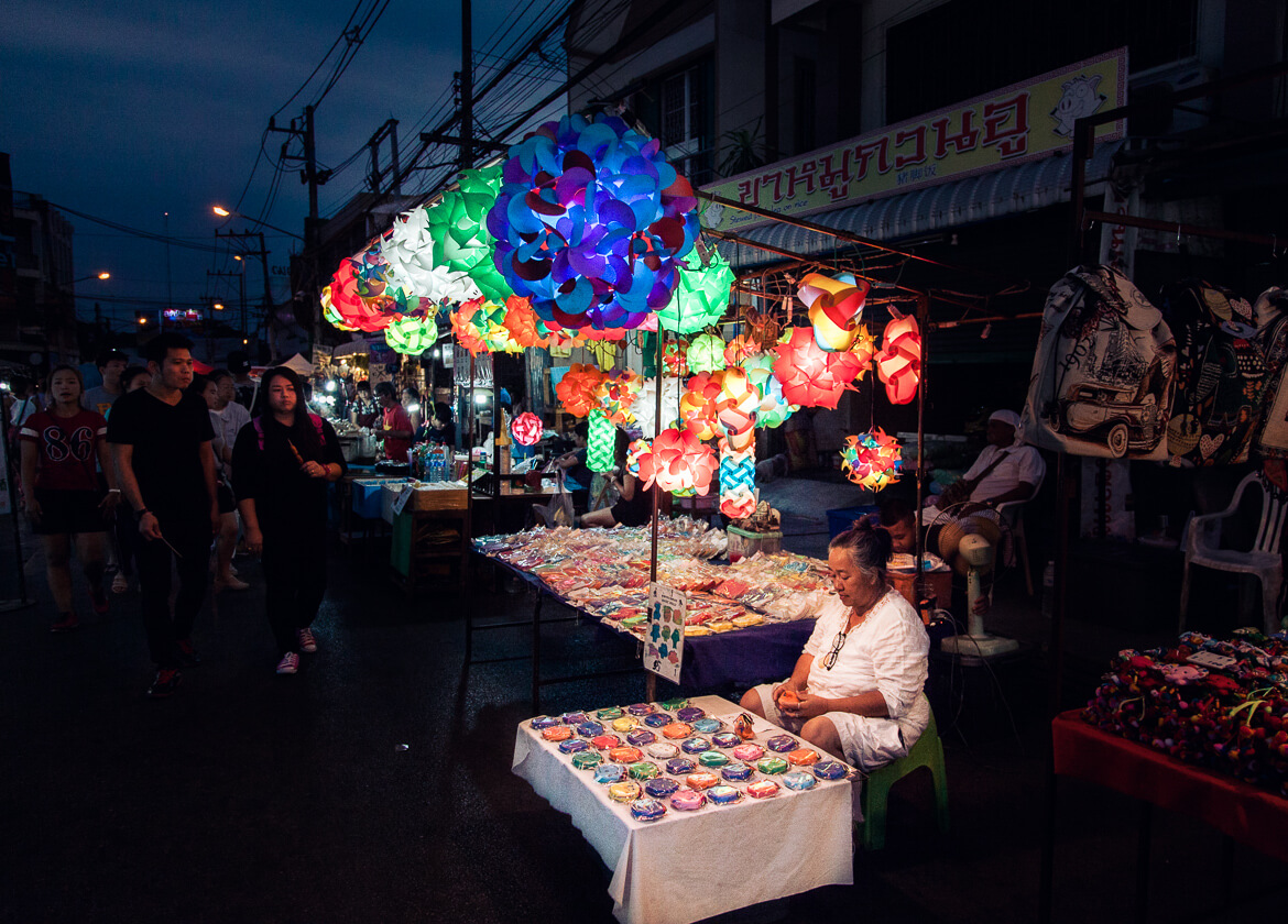 Saturday Night Market, em Chiang Mai | Viajando na Janela