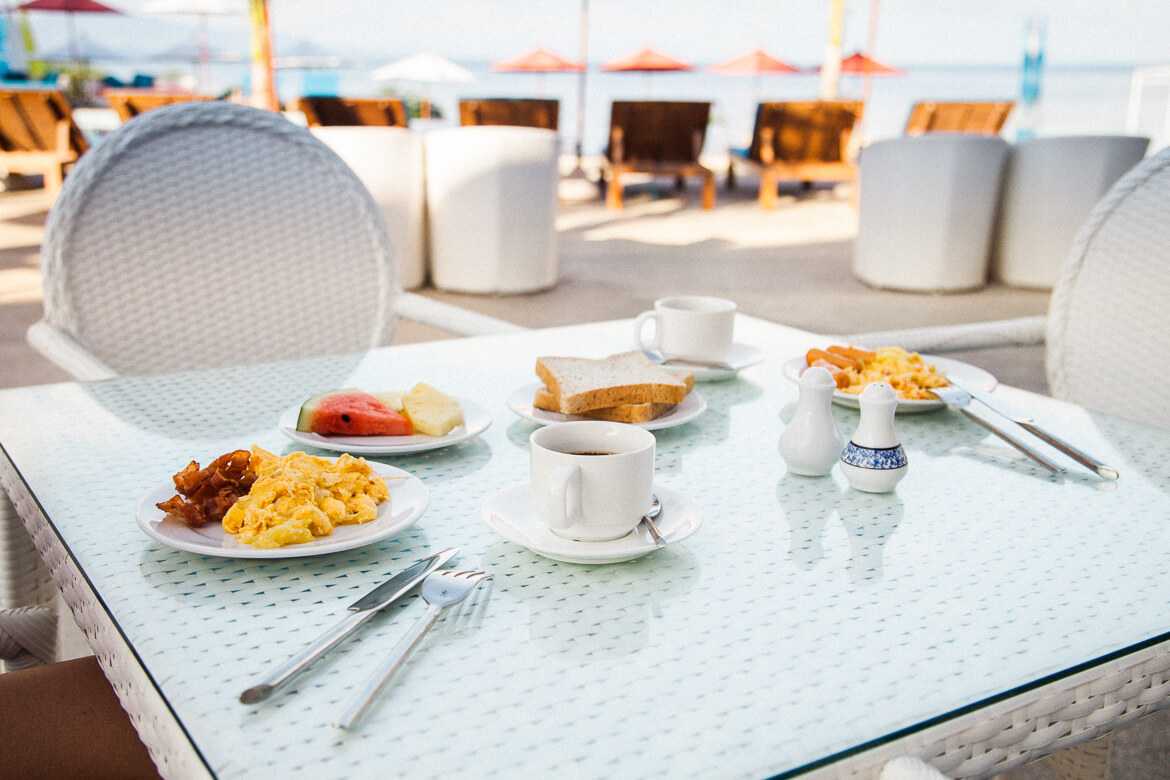 Café da manhã servido no hotel Sunset Beach Club em Koh Phangan | Viajando na Janela