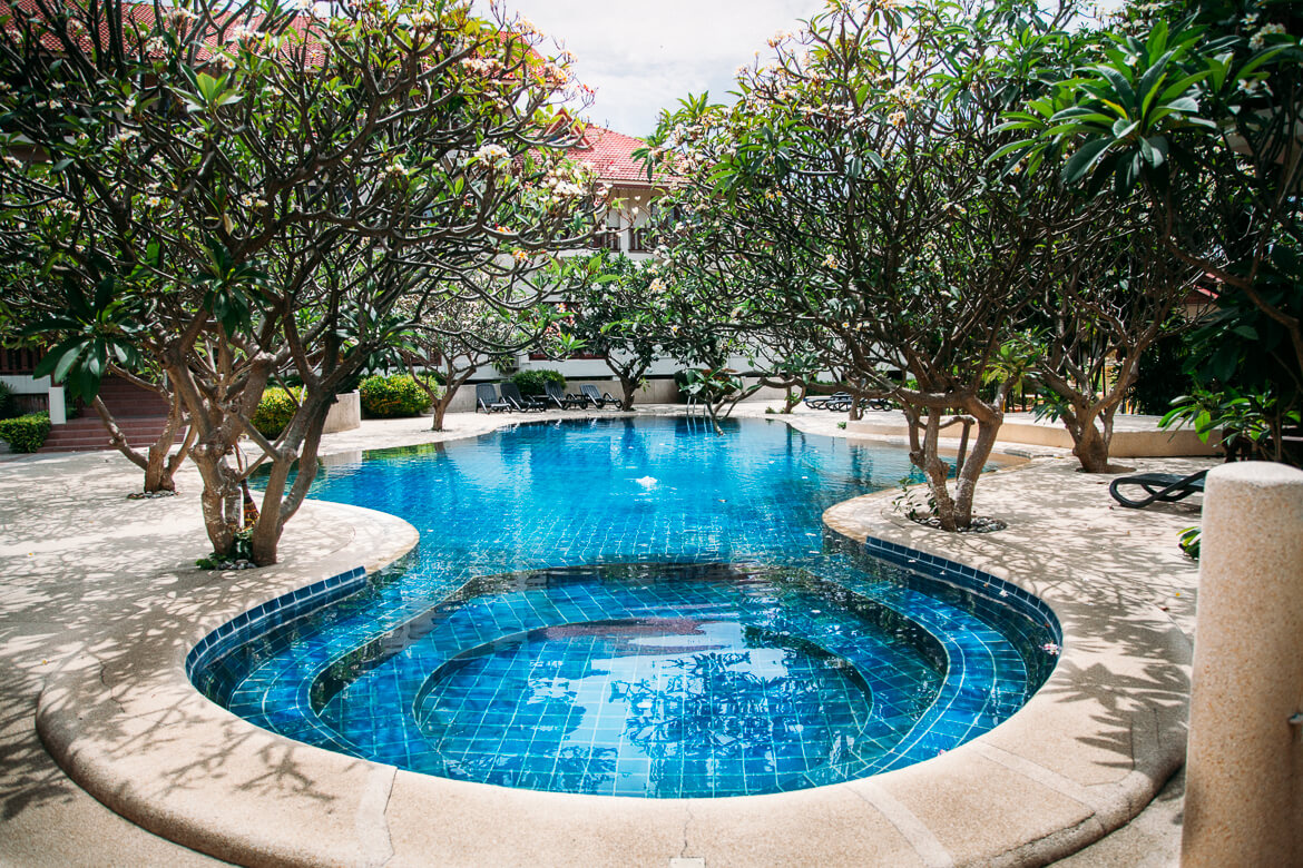 Piscina do hotel Sunset Beach Club em Koh Phangan | Viajando na Janela