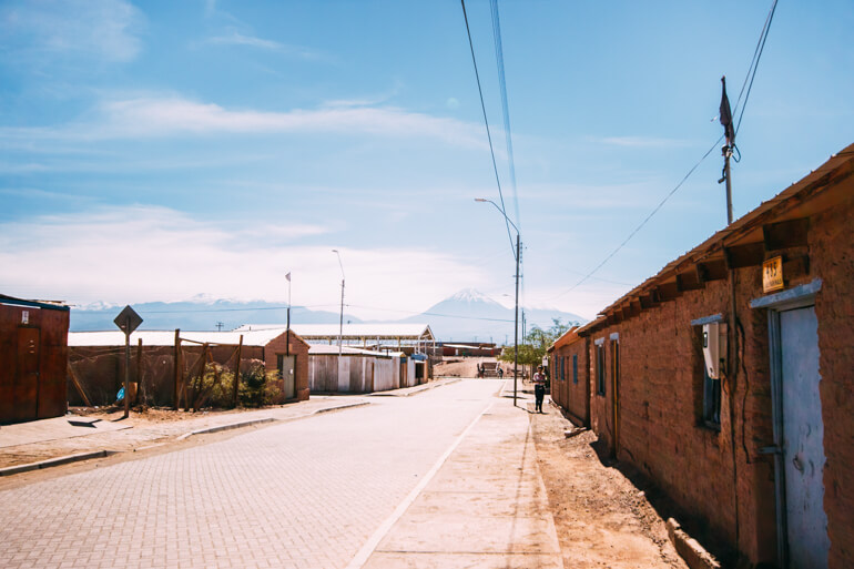 Vulcões Licancabur e Juriques visto da rua do Hostel