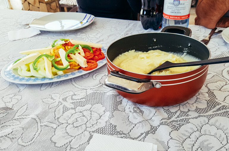Purê de batatas + tomates + queijo + pimentão | Viajando na Janela