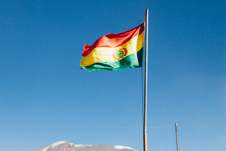 Salar de Uyuni, primeiro dia: Bandeira boliviana na fronteira