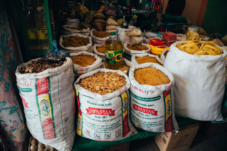 Variedades de alimentos no mercadinho de San Cristóbal