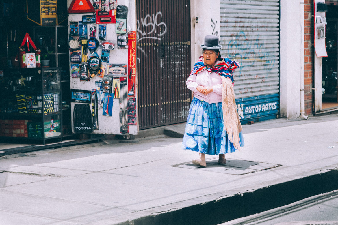 La Paz - As cholitas são mulheres bolivianas que utilizam uma roupa típica que mistura a cultura espanhola com seus antecedentes andinos. Pollera (espécie de saia), ponchos bem coloridos, meias e um chapéu-coco são os seus trajes. Em La Paz, elas estão por todos os lados.