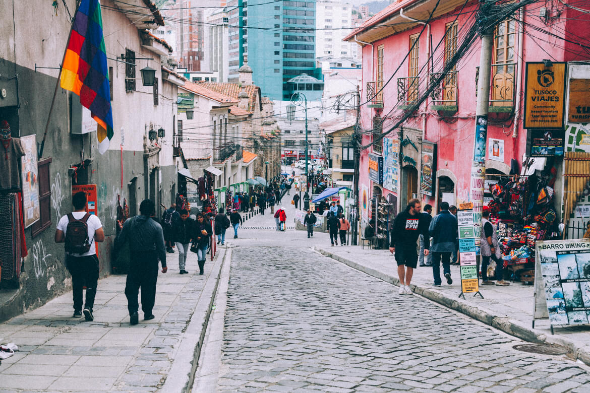 Rua Sagarnaga, uma das mais turísticas de La Paz