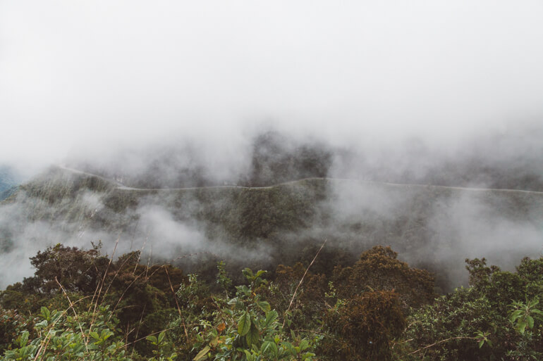 Estrada da Morte, Bolívia: estrada entre neblina