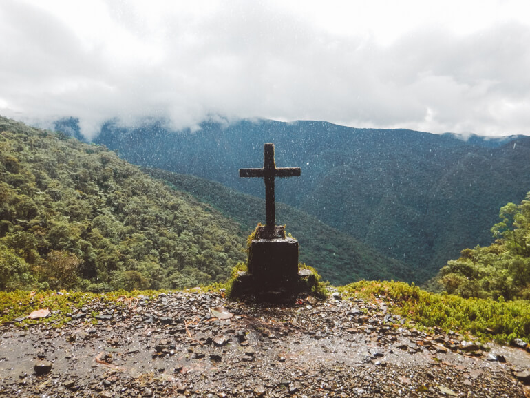 Estrada da Morte, Bolívia: cruz na beira da estrada
