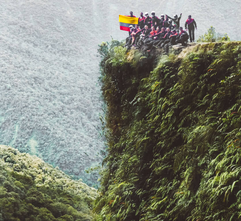 Estrada da Morte de bicicleta, Bolívia: foto no penhasco