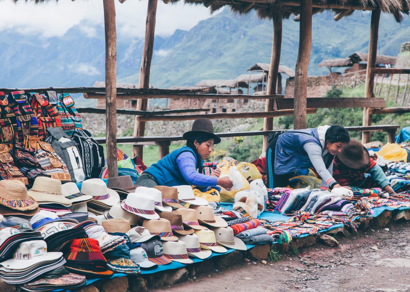 Vendedoras na porta do sítio arqueológico de Pisac | Roteiro em Cusco