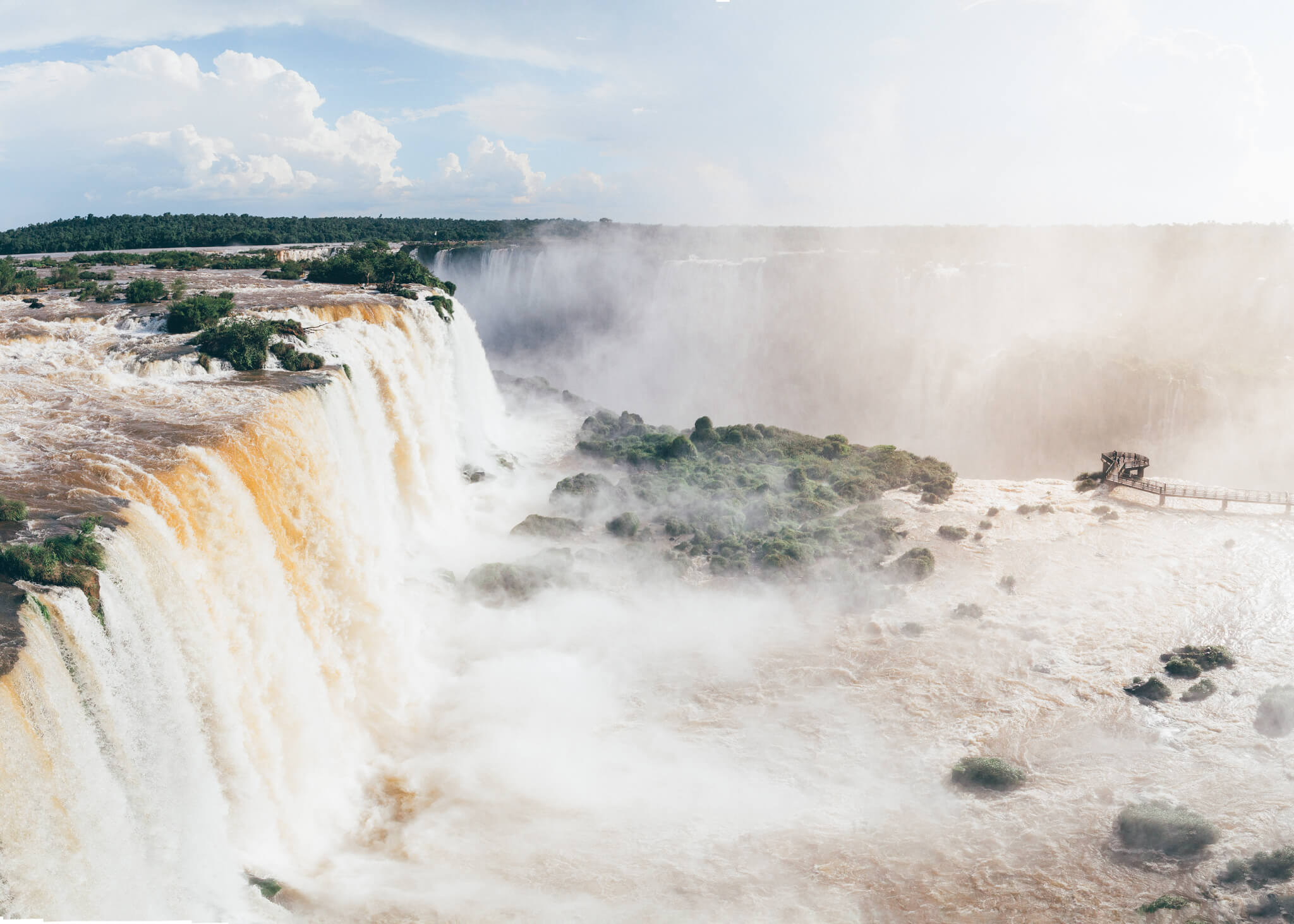 Observe do lado direito da imagem, bem pequeninho, o mirante e a plataforma das Cataratas do Iguaçu