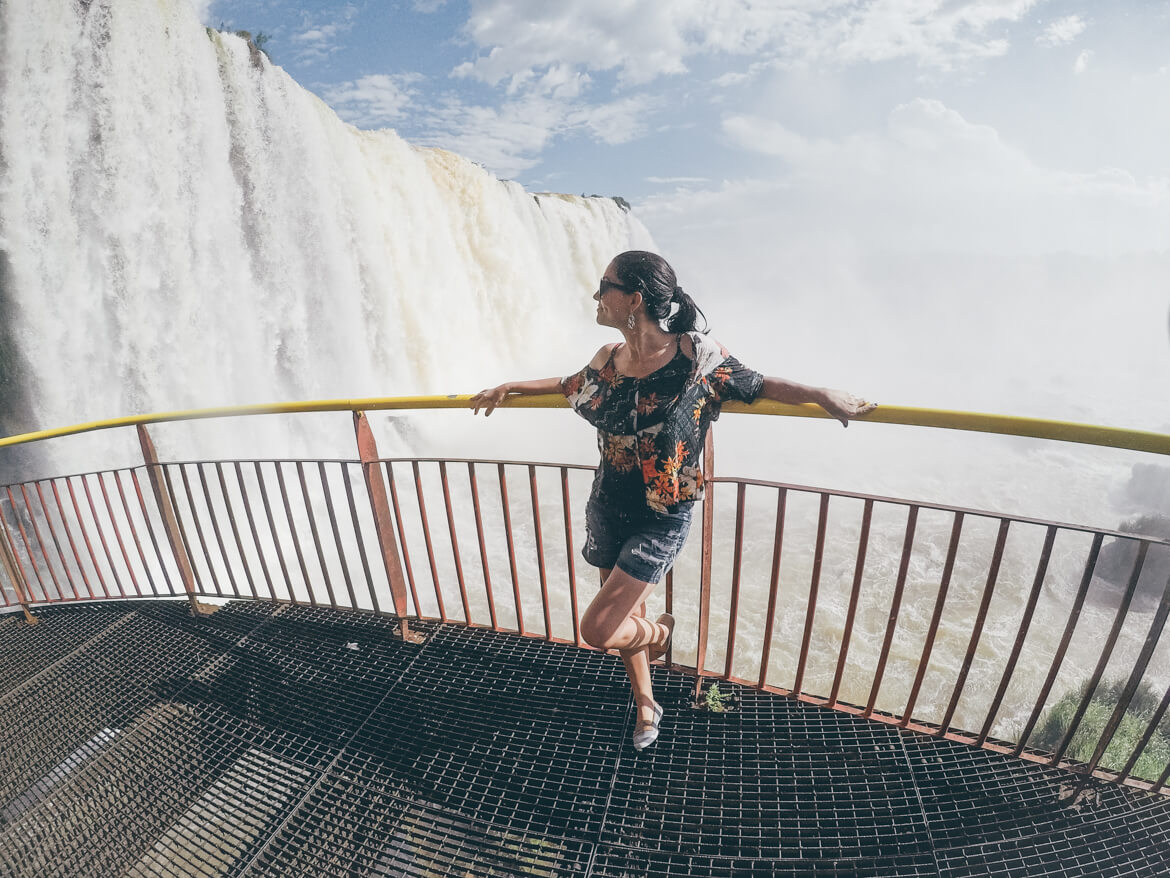 Cataratas do Iguaçu: Plataforma abaixo do elevador. Não tem como não se molhar!
