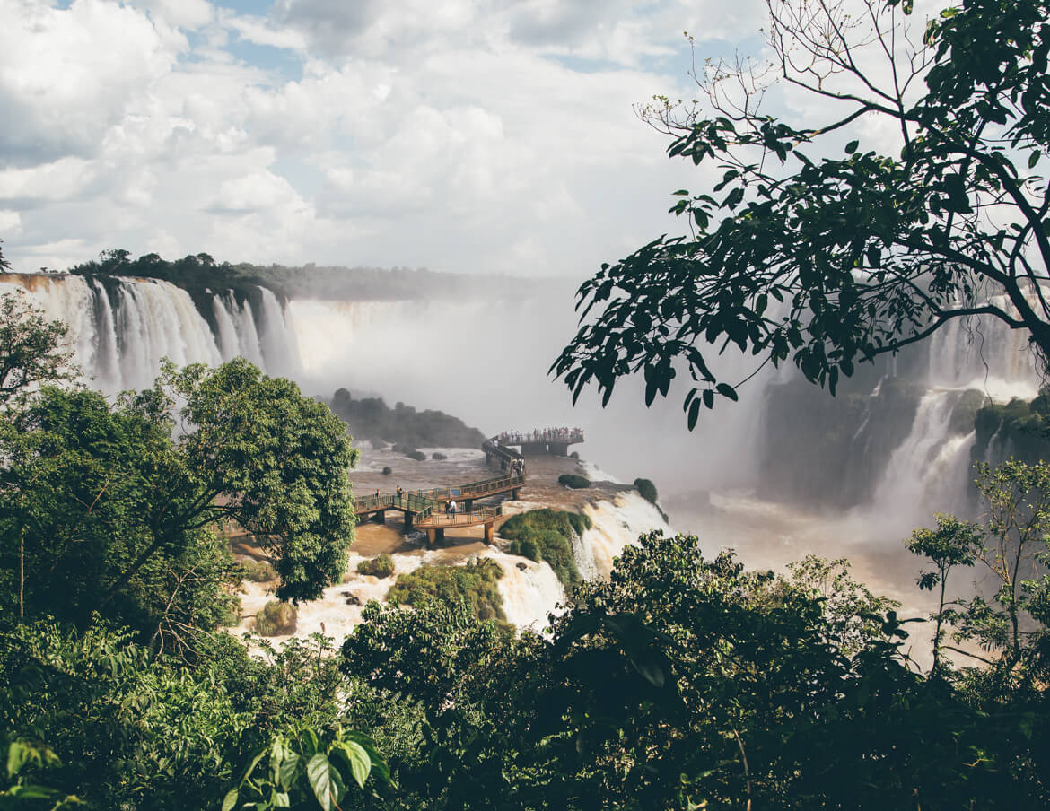Passarela no meio do Rio Iguaçu