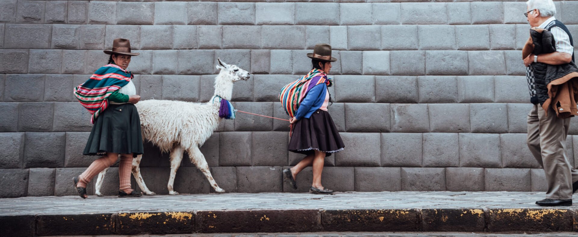 Cholas andando com uma lhama no centro de Cusco | Roteiro em Cusco, Peru