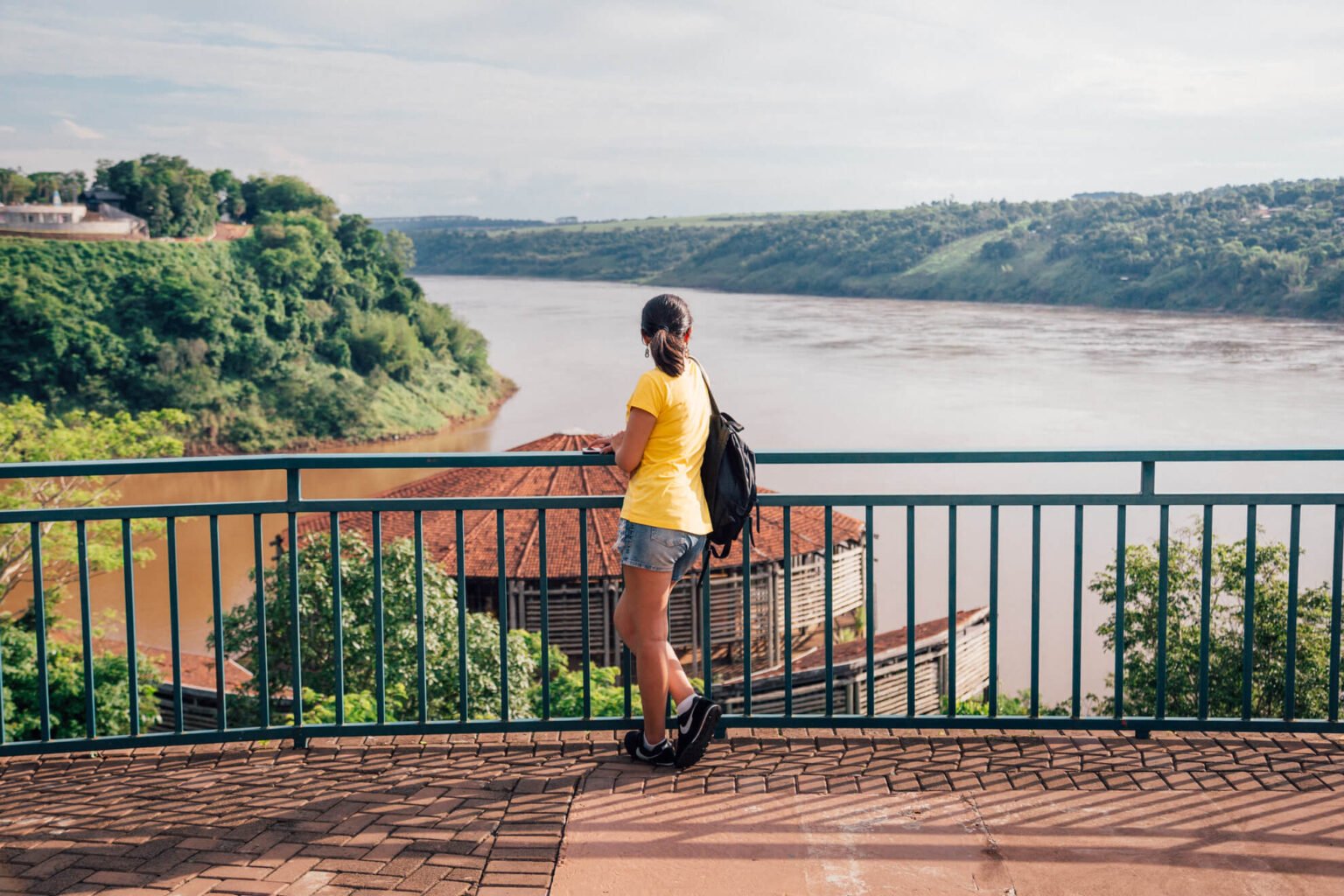 Vista do mirante. Argentina à esquerda do rio, e o Paraguai na margem direita.