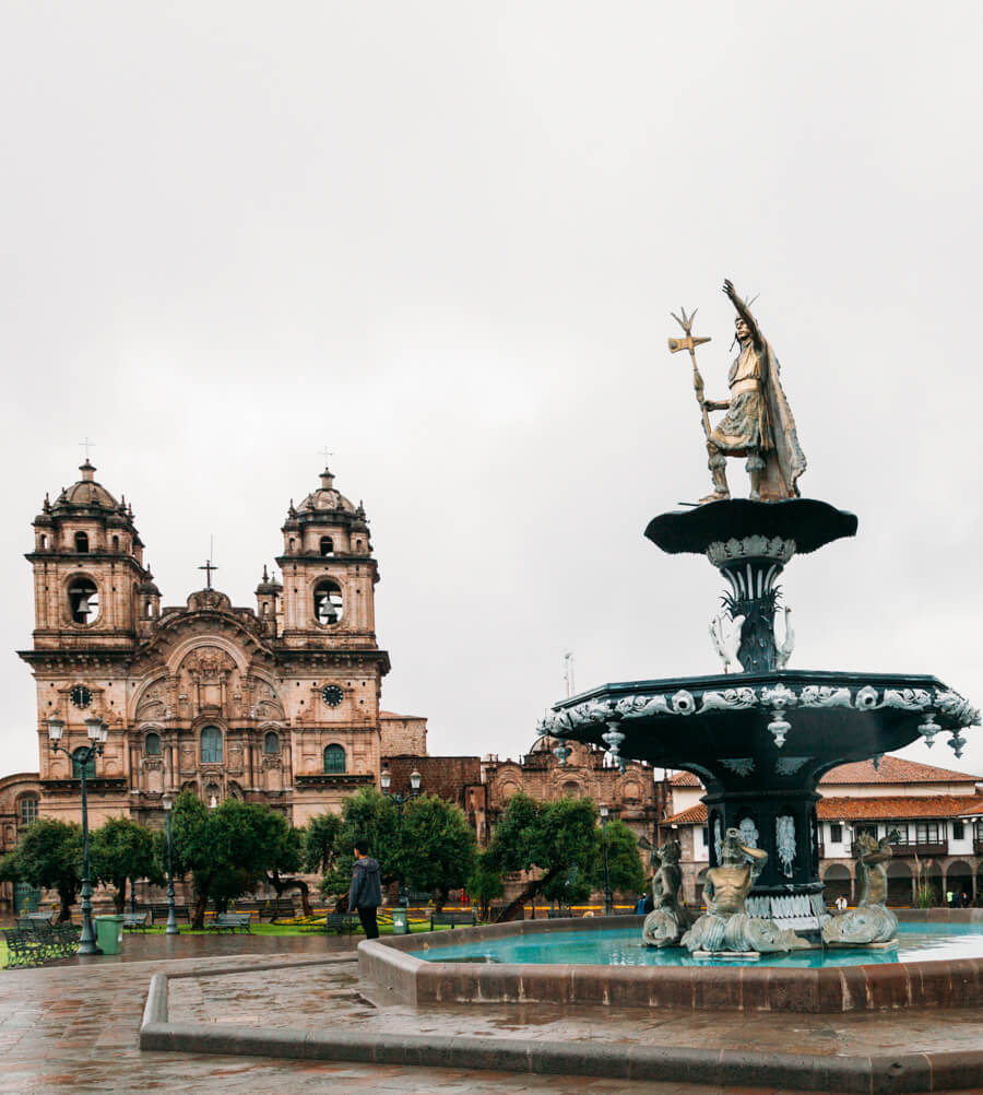 Plaza de Armas (com a Catedral de Cusco ao fundo) 