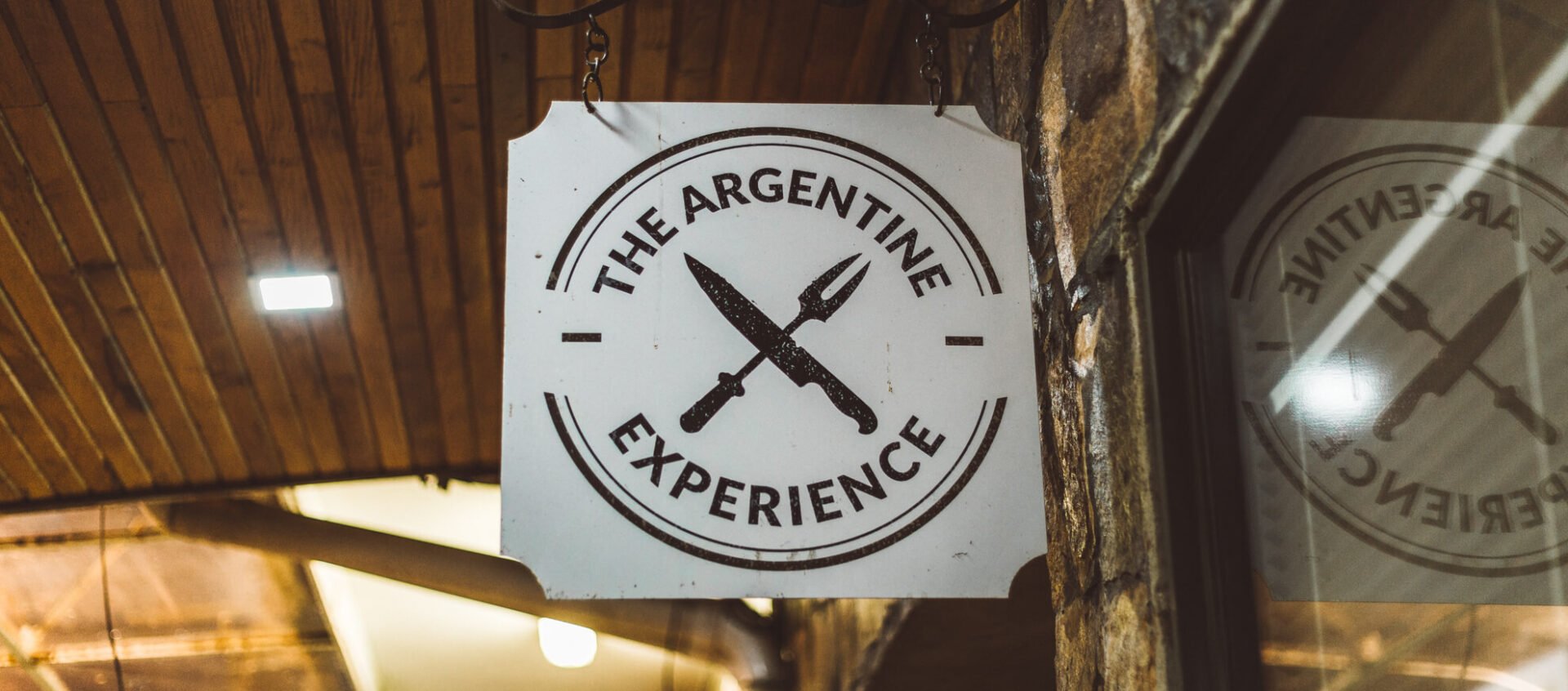 Placa indicando o The Argentine Experience