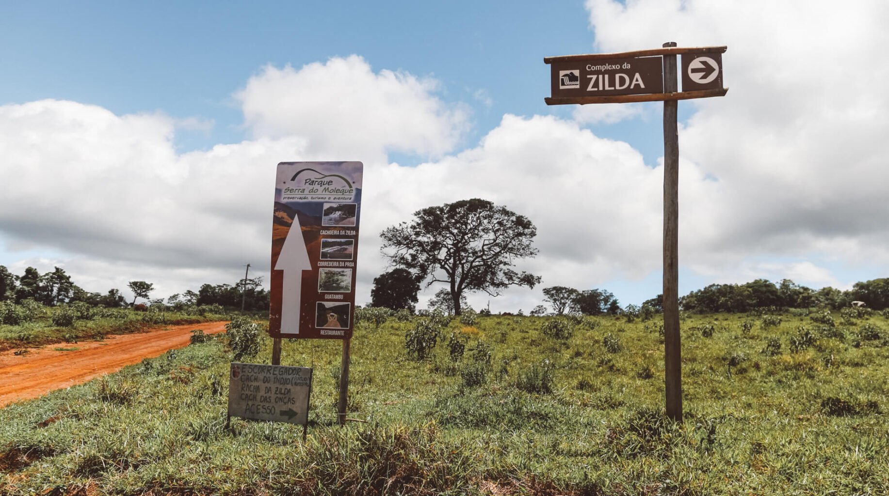 Cuidado para não errar a entrada do Parque Serra do Moleque. A placa é menor e diferente da placa que indica a direção para o Complexo da Zilda.