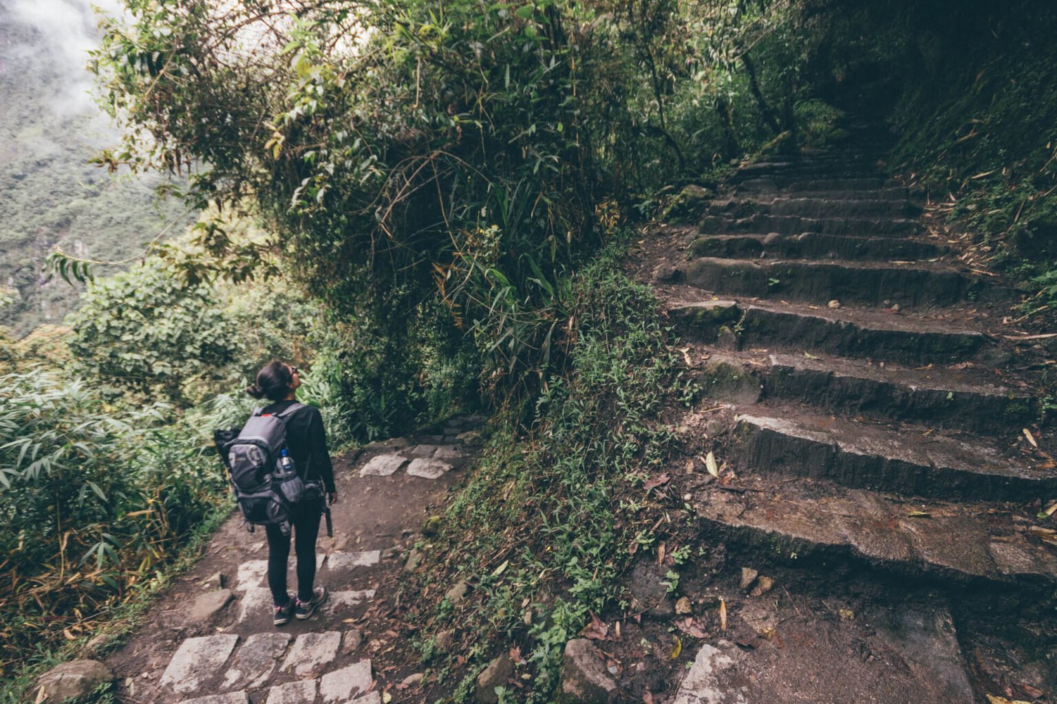 Alguns das centenas de degraus da escadaria que liga Águas Calientes a Machu Picchu