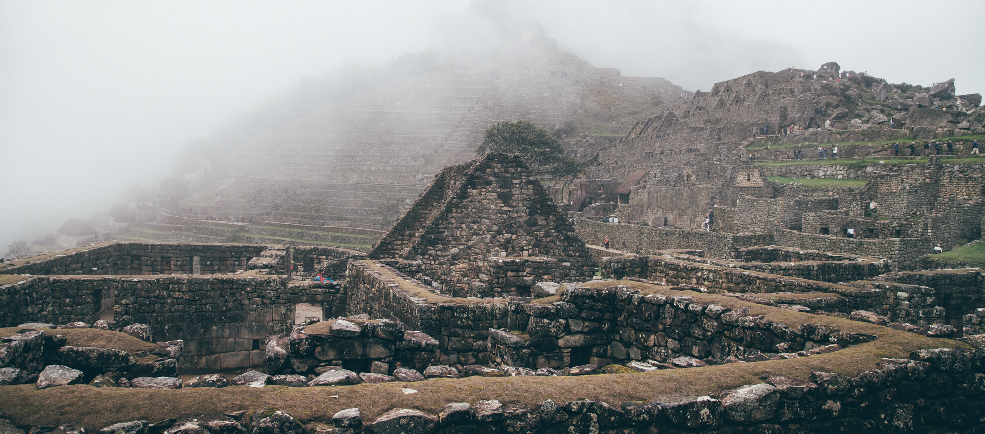Vista de Machu Picchu encoberta por núvens