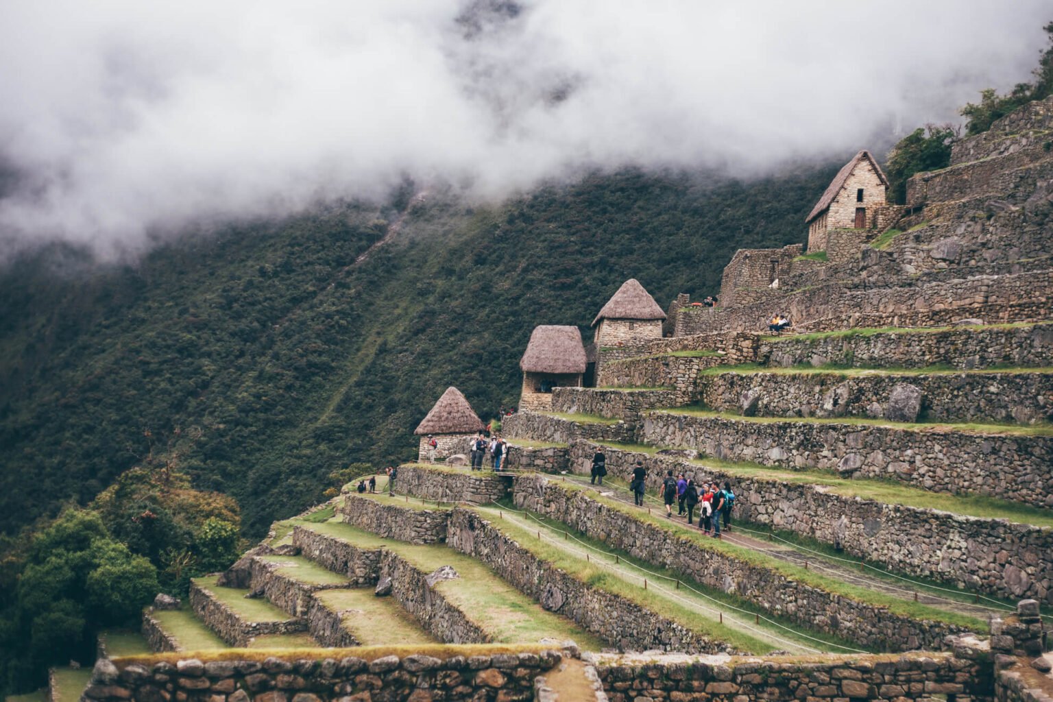 Turistas explorando Machu Picchu