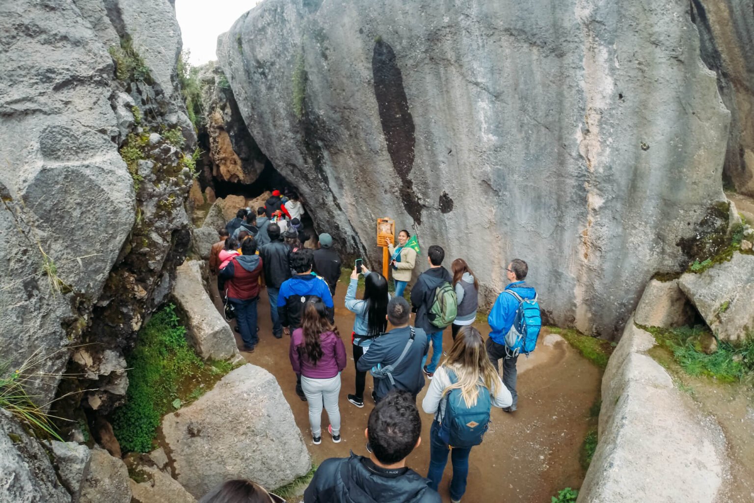 Qenqo: entrada do local onde eram realizados os rituais incas | City Tour em Cusco
