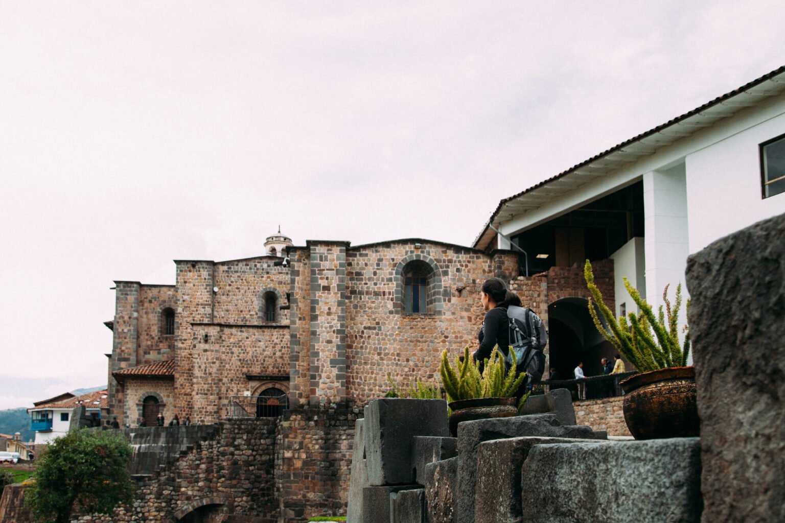 Parte externa, onde estão os jardins de Qorikancha | City Tour em Cusco