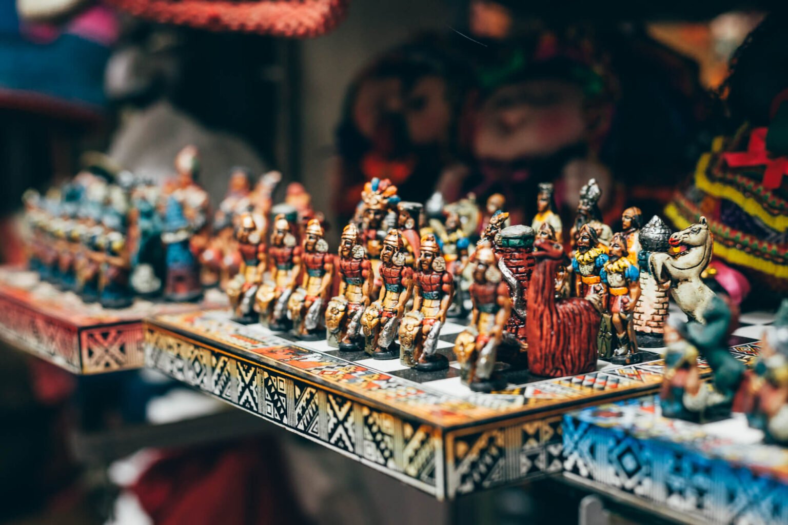 Esse tabuleiro de xadrez, que é vendido em todo lugar em Cusco, traz como peças os espanhóis e os incas.