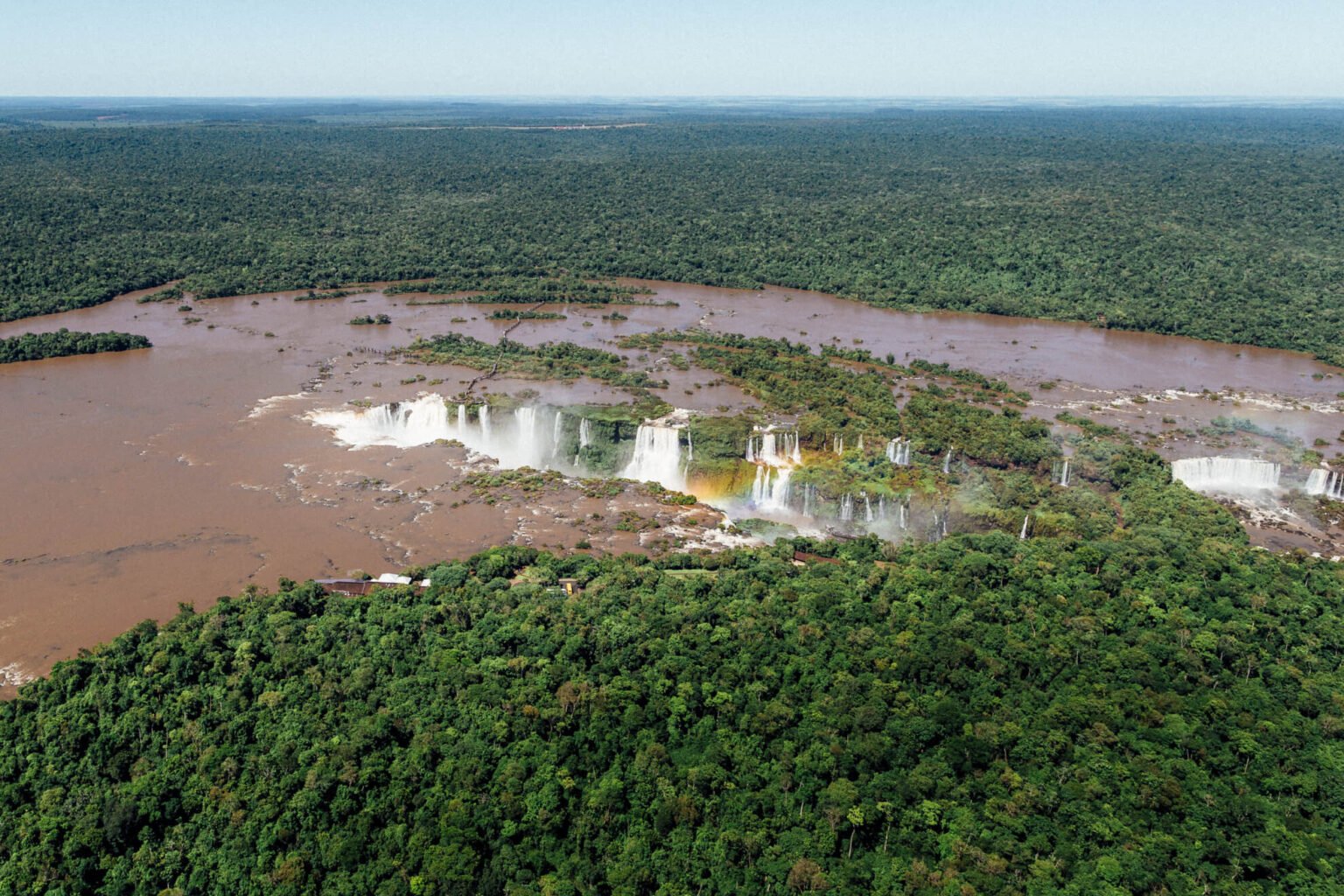 Arco-íris se formando na queda das Cataratas do Iguaçu | Passeio de helicóptero em Foz do Iguaçu