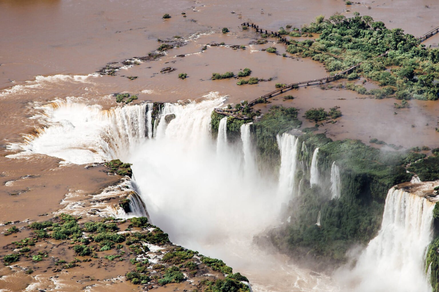 Garganta do Diabo vista durante o passeio de helicóptero em Foz do Iguaçu