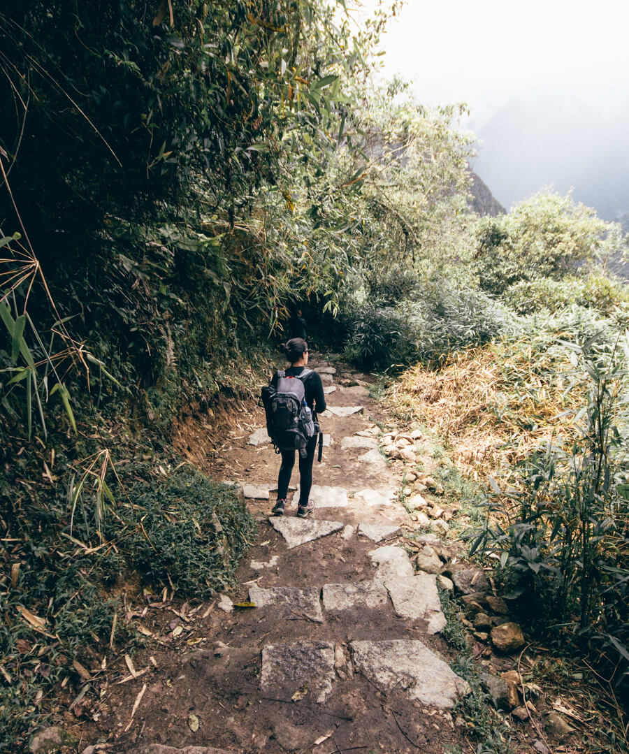 Descendo as escadarias que ligam Águas Calientes a Machu Picchu