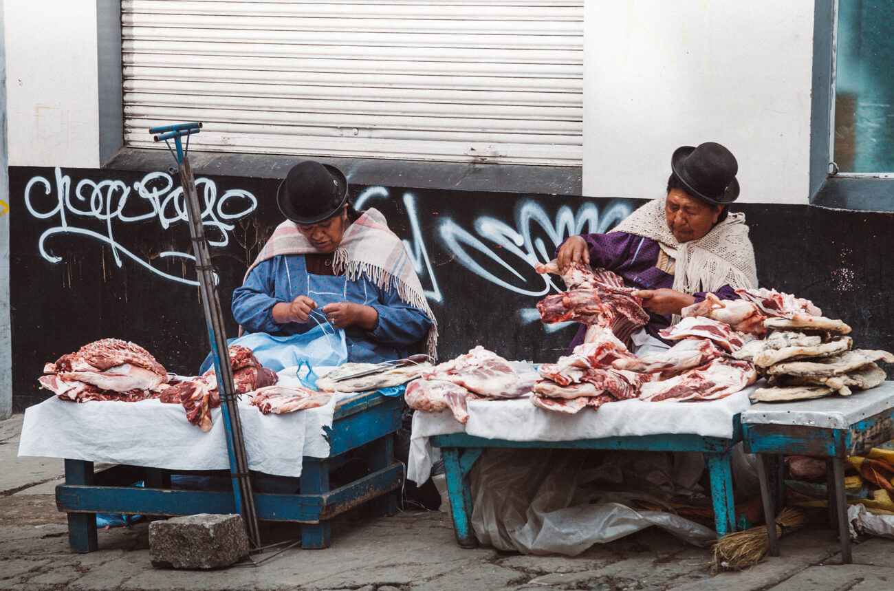 Essa cena eu fotografei em uma feirinha de rua. É muito comum as cholas venderem carnes desta forma. (E o pior, ao lado delas estavam alguns cachorros de rua!)