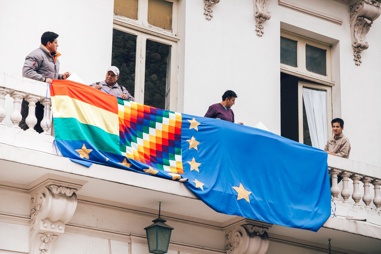 La Paz, Bolívia - bandeiras na sacada de um prédio do governo