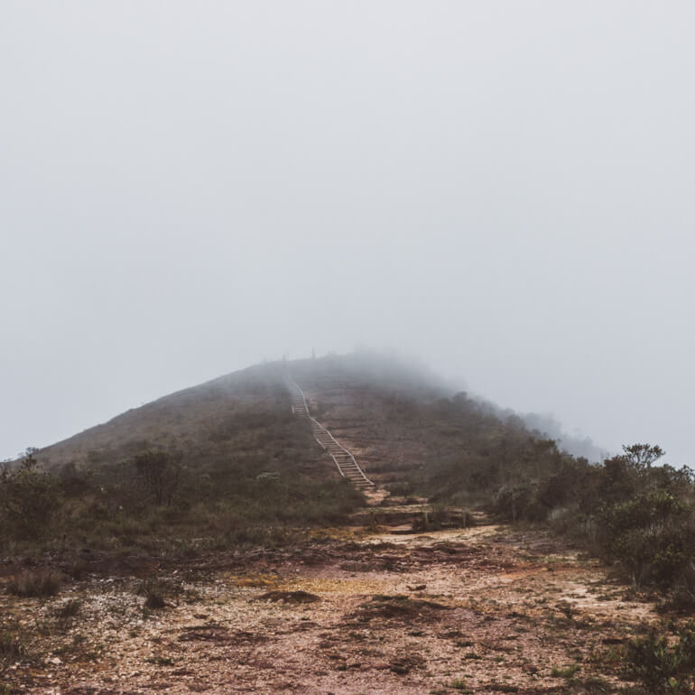 Pico do Pião encoberto pela neblina