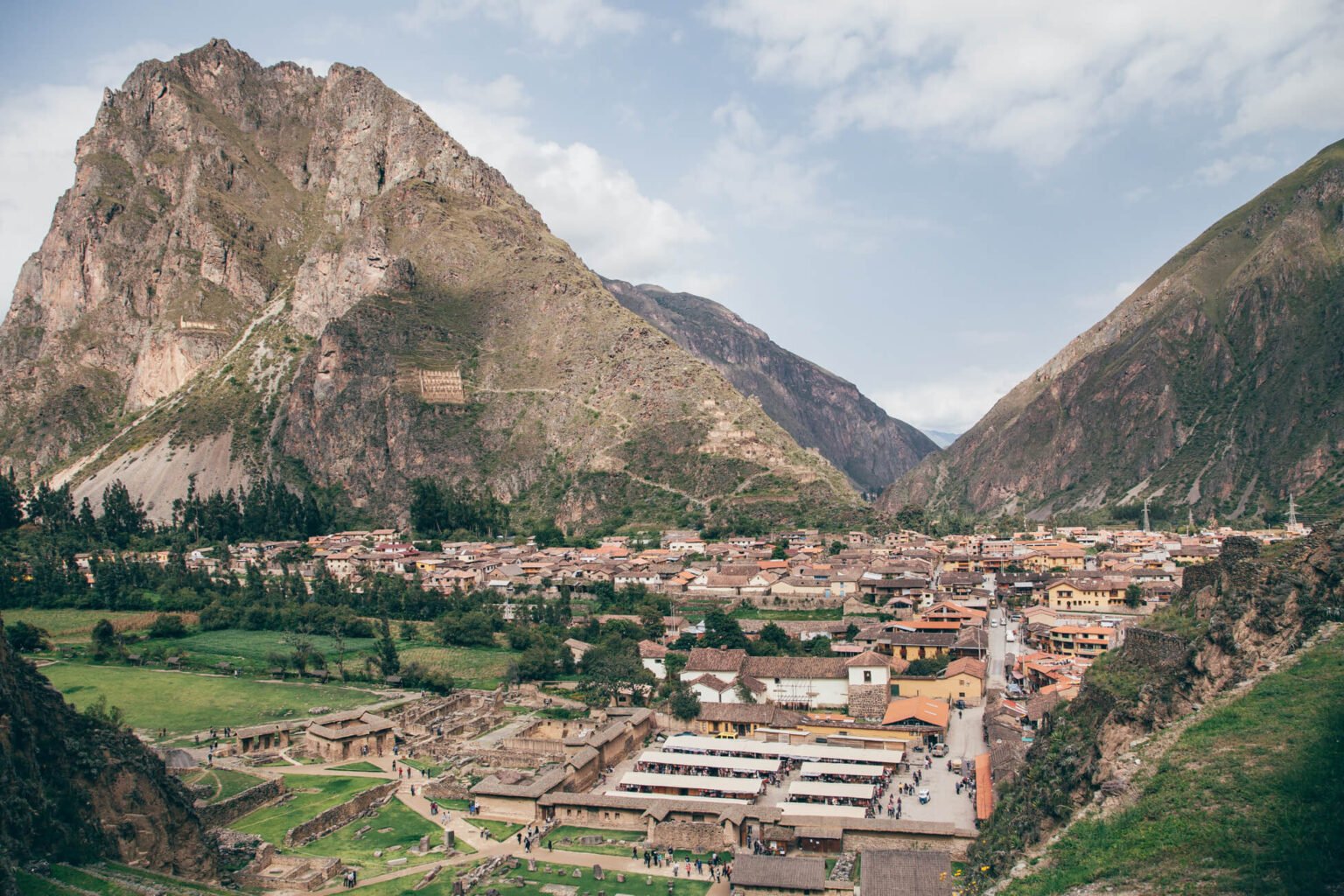 Cidade de Ollantaytambo. As construções visíveis no alto da montanha foram levantadas pelos incas